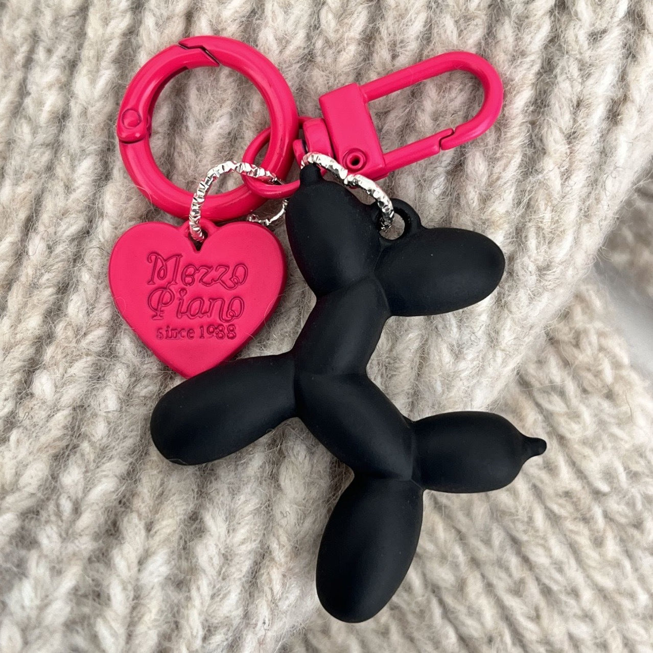 #C00001 Mezzo Piano Balloon Dog Keychain Charm – Cute Metallic & Matte Animal Bag Accessory for Women, Men, and Kids
