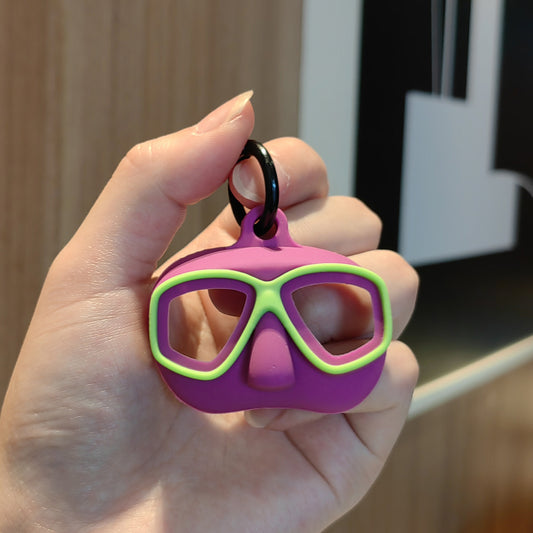 #C00007 Diving Mask Keychain Charm – Fun Silicone Snorkel Goggles Accessory for Bags, Keys & Gifts