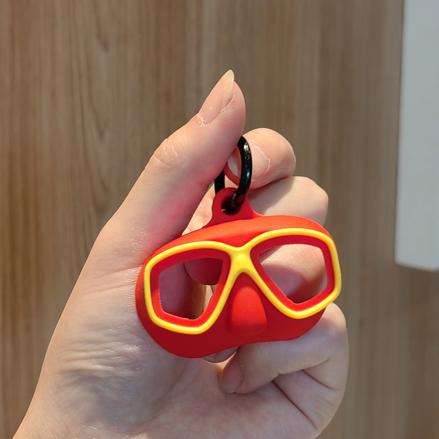 #C00007 Diving Mask Keychain Charm – Fun Silicone Snorkel Goggles Accessory for Bags, Keys & Gifts