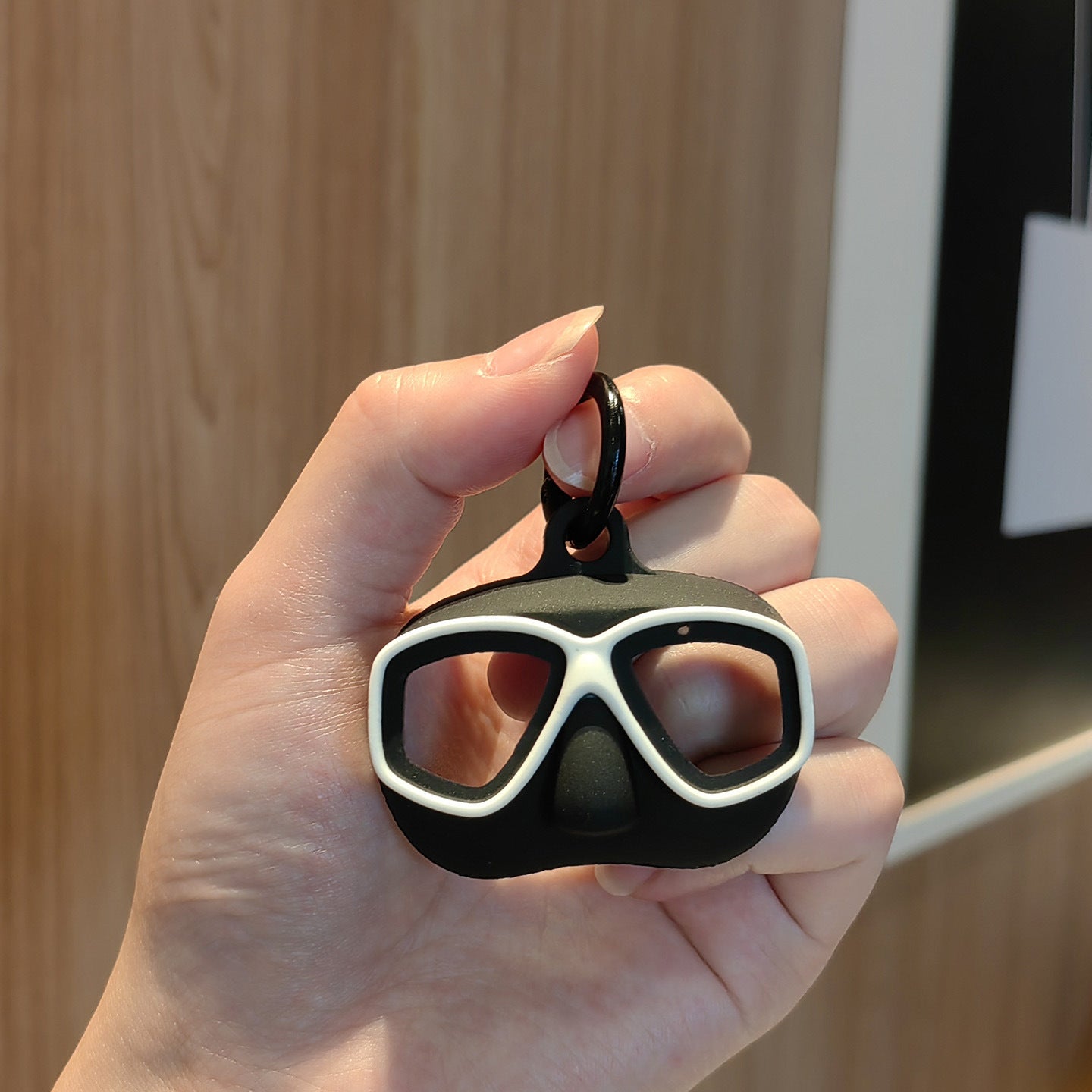 #C00007 Diving Mask Keychain Charm – Fun Silicone Snorkel Goggles Accessory for Bags, Keys & Gifts