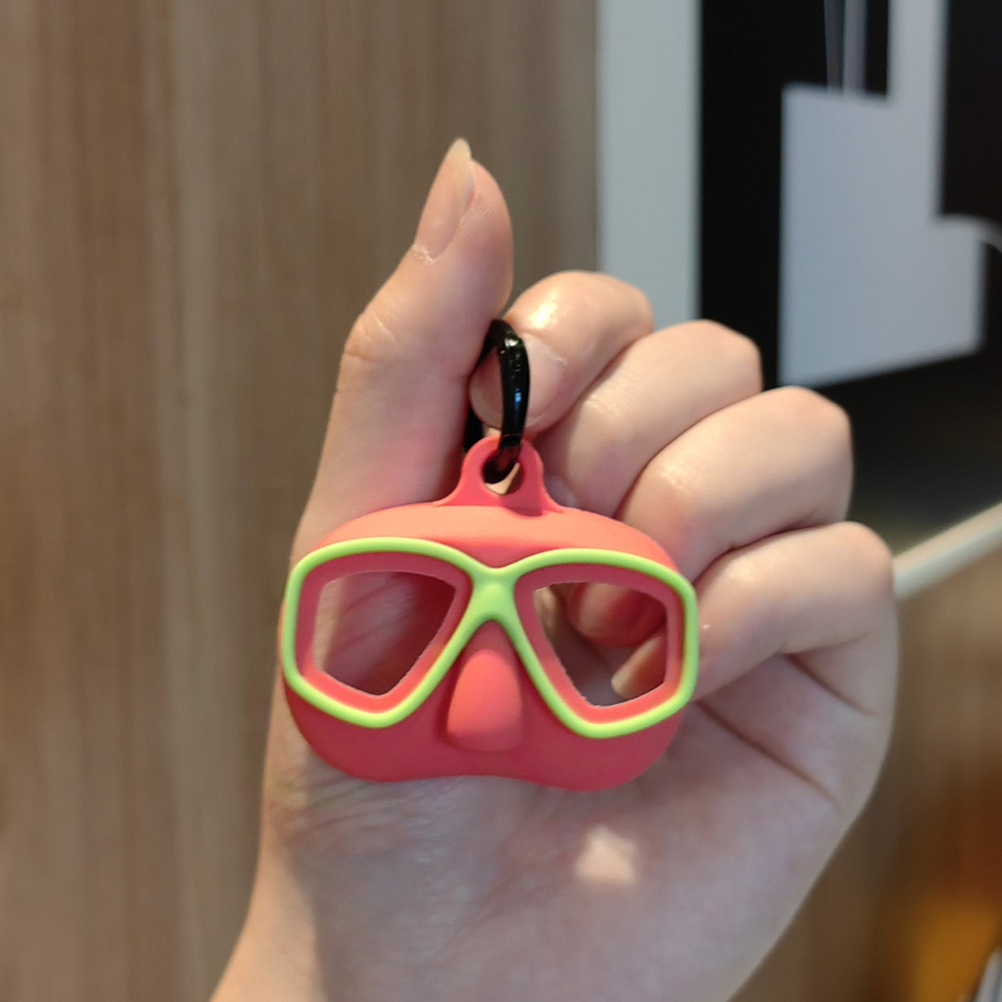 #C00007 Diving Mask Keychain Charm – Fun Silicone Snorkel Goggles Accessory for Bags, Keys & Gifts